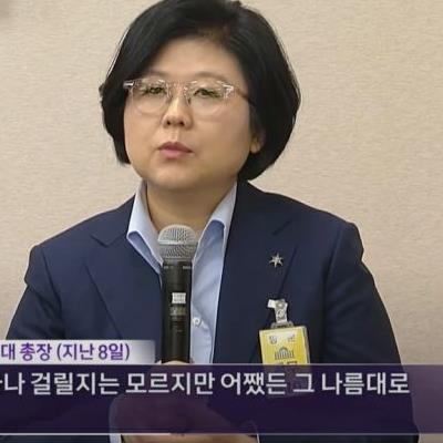 이 할매도 캐비넷 반쯤 열린것 같네요...